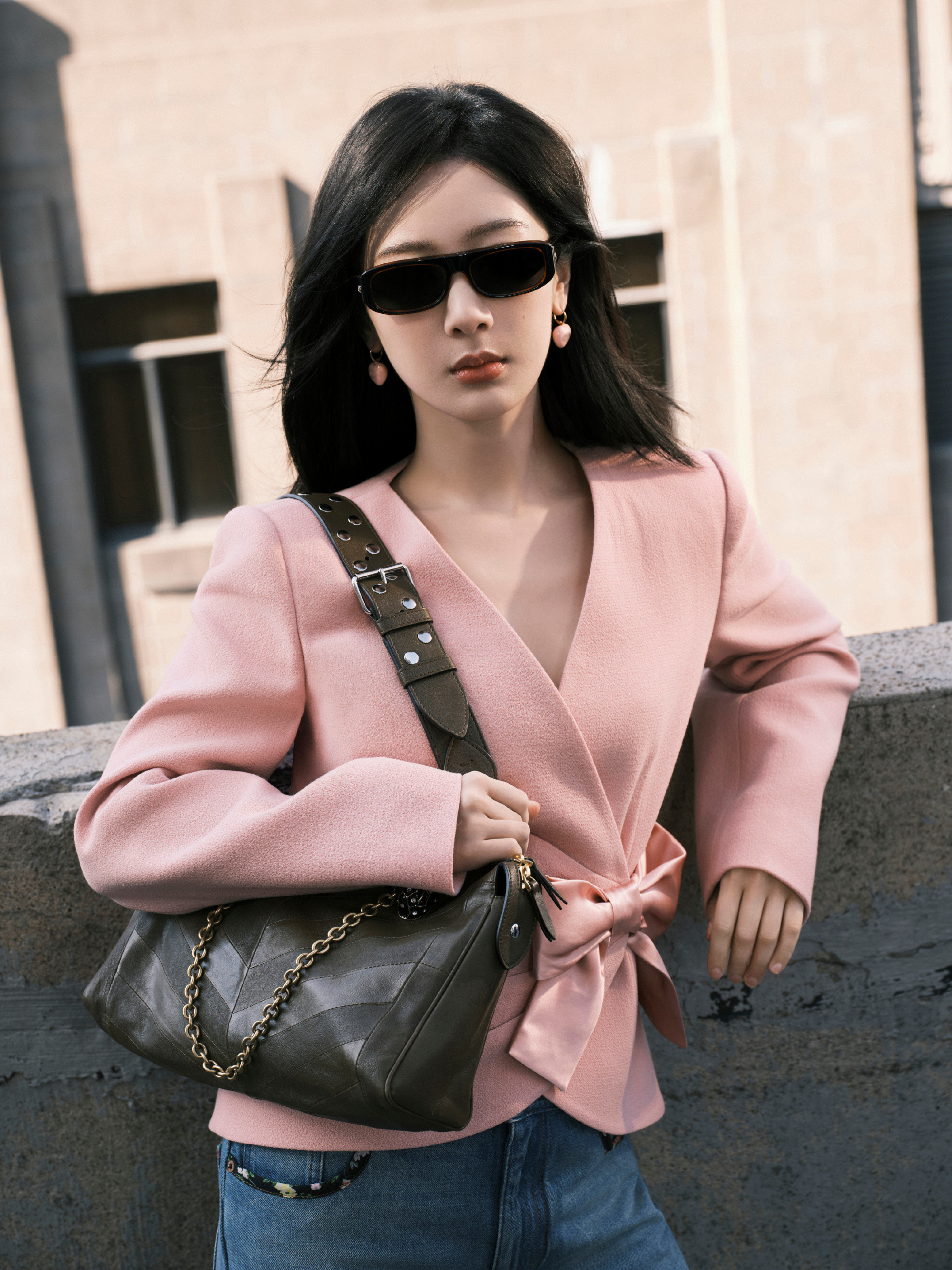 1.杨紫、韩东君领衔主演的现实题材剧集《家业》，传来最新排播消息，该剧暂定5月