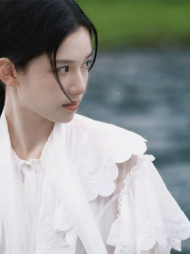 张婧仪齐刘海萌成啥了换上齐刘海模样软乎乎的，苗靖眼巴巴望着陈异，不经意间流露的