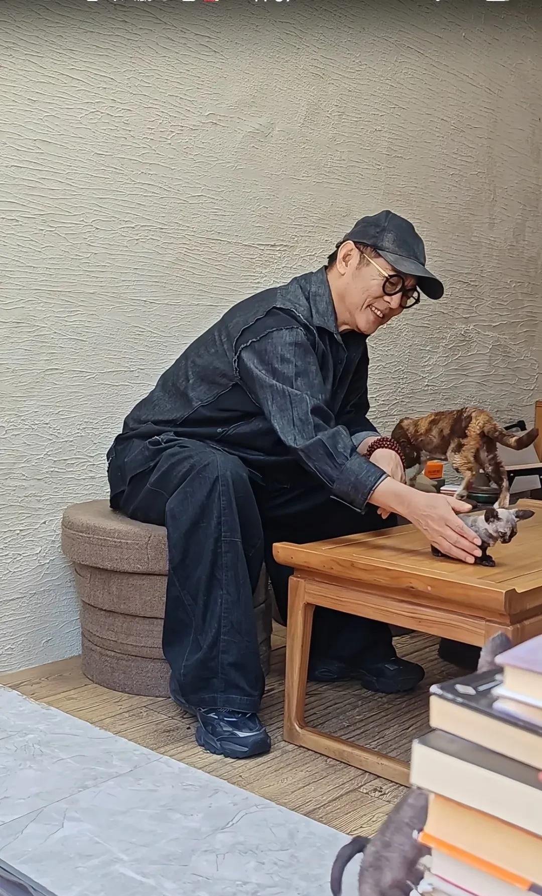 李连杰现在不仅身体状态好了许多，面相也平和了，没有了以前的戾气和郁。看他在家里