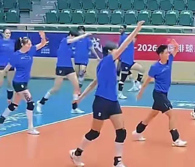 天津女排和江苏女排今天适应常州大学体育馆训练！今天天津女排和江苏女排将分别来到