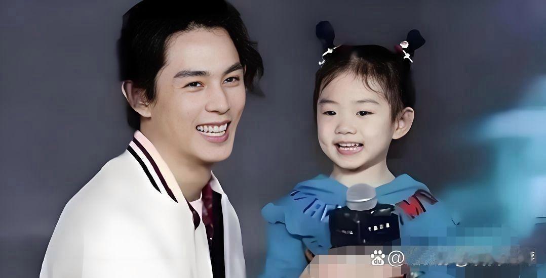 戚薇在综艺里说，李承铉当年以为女儿能随妈姓，兴冲冲地把名字写成李戚薇，还觉得自己
