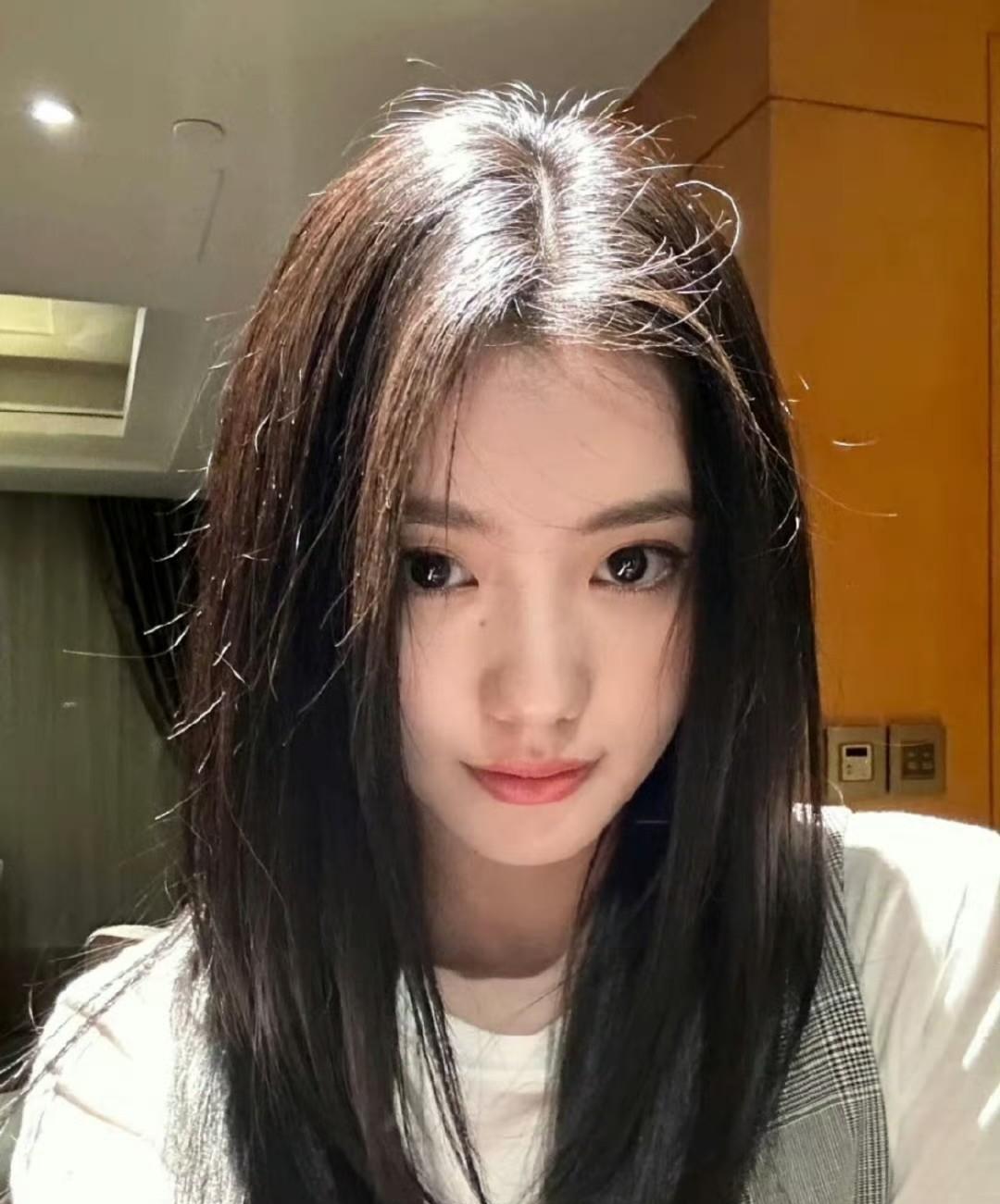 事实证明，天生丽质的美女真没必要化网红感浓妆！就拿刘浩存来说，她素颜或者化淡妆的