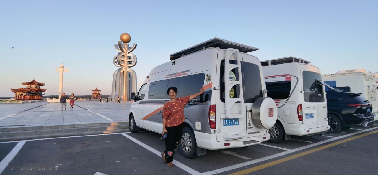 你是否了解，东极广场停车颇为困难？自驾331线抵达祖国东极，既能追逐第一缕朝阳，
