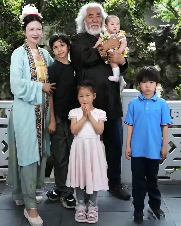 张纪中的五个孩子，年龄差距大得谁看了都得说声：佩服！大女儿，张语芯，47岁