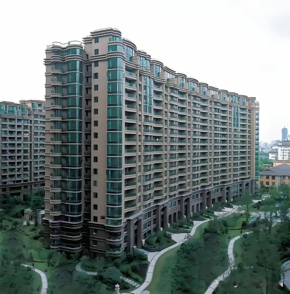 今天跟同学见面。我问她去年年底买的燕郊的房子涨价了么，她说没有。她花了29万买了