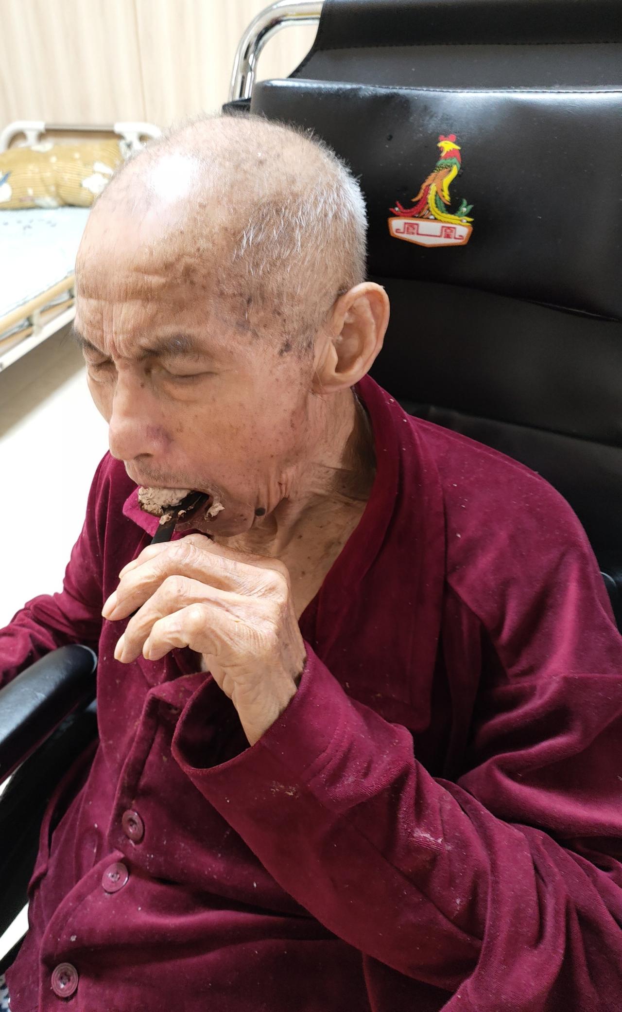 大姨姐要把没有退休金的穷老爹撵出来，说养不了了，受够了。所以老丈人要来我这里，