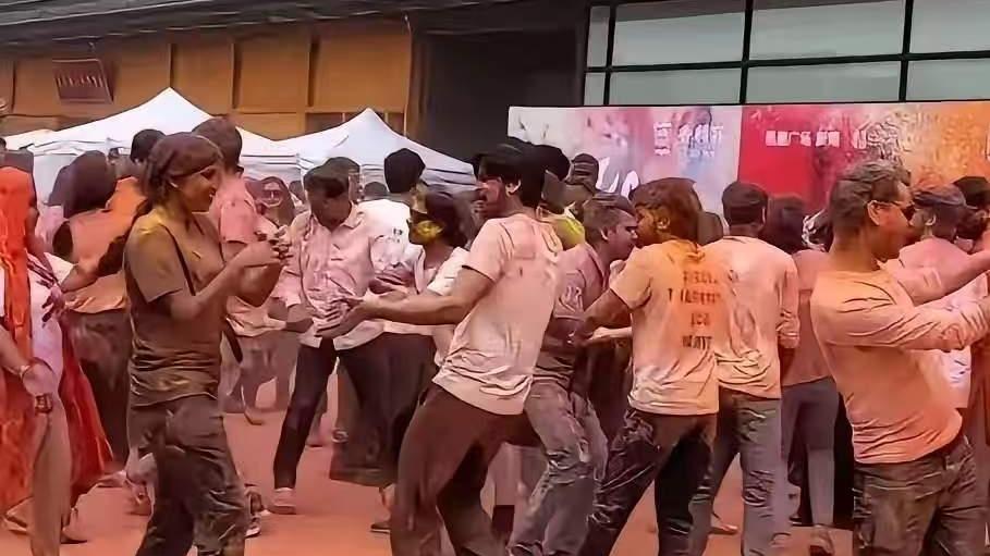 汤家凤这是准备和放印度人进来的人死磕了！他说：“印度除了所谓信息技术、软件方面