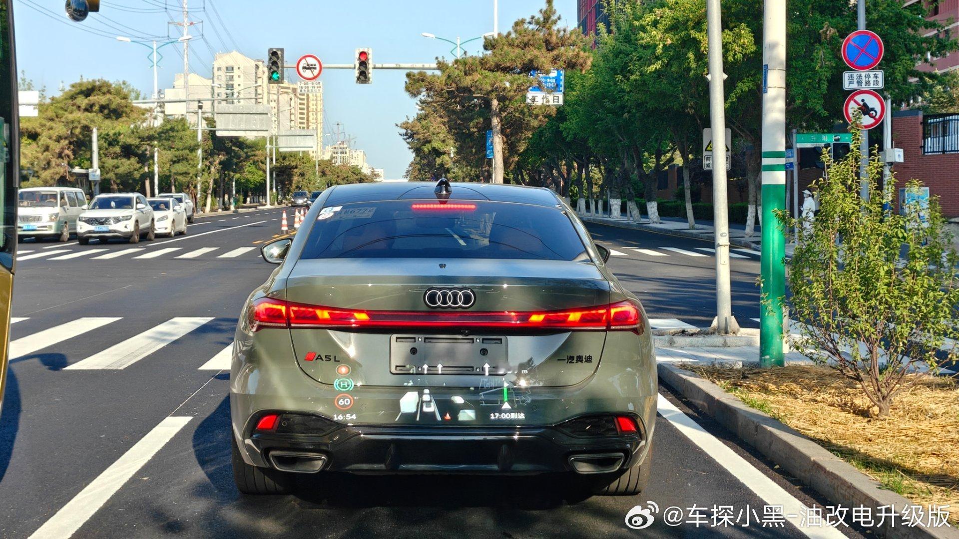 虽然我咋喜欢奥迪，但讲真，A5L实车挺好看，漆面很厚重，豪华感还是有的，BBA三