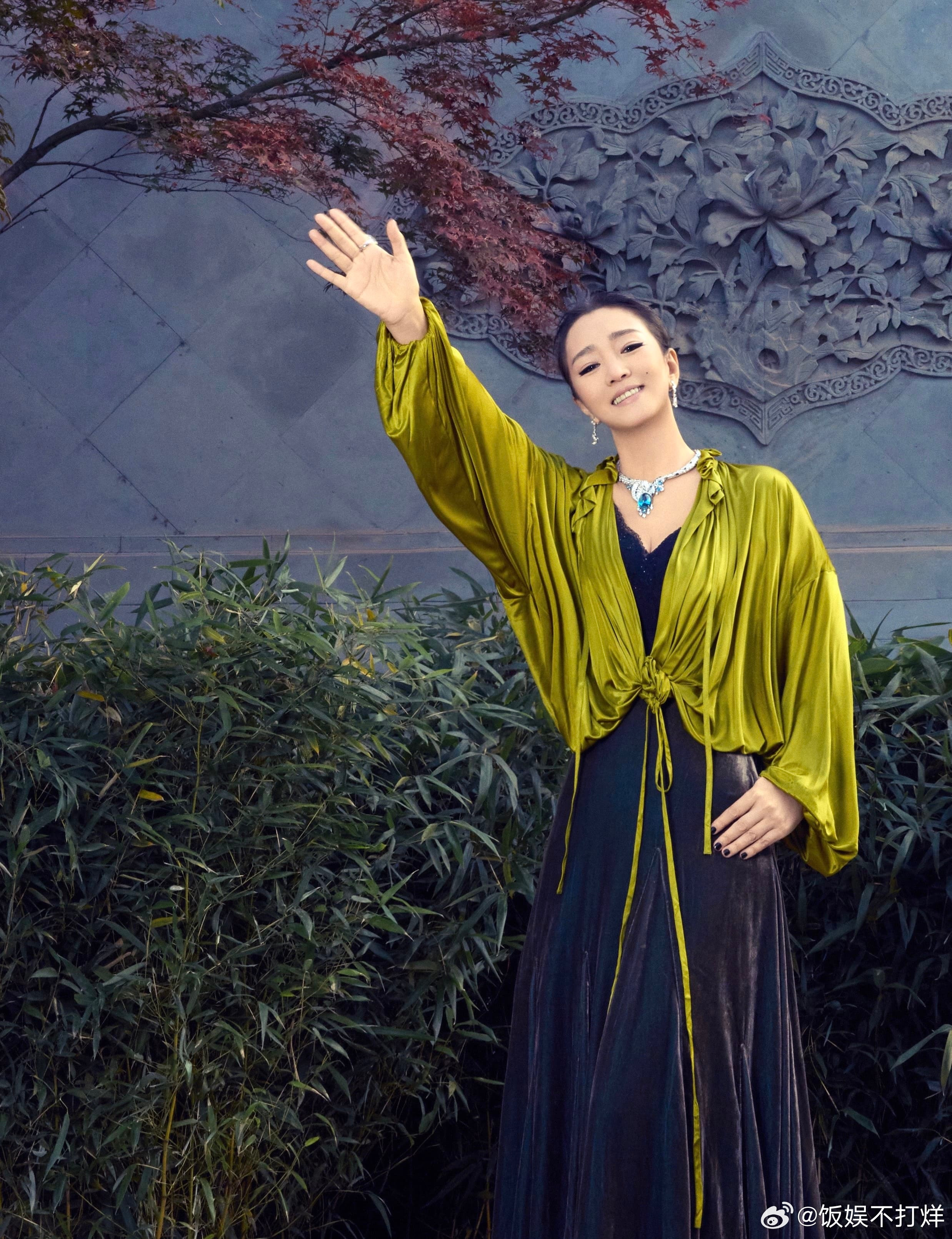 还得是巩俐啊看到巩俐的穿搭，总是让人心生敬佩。她没有追逐潮流的欲望，反而通过自己