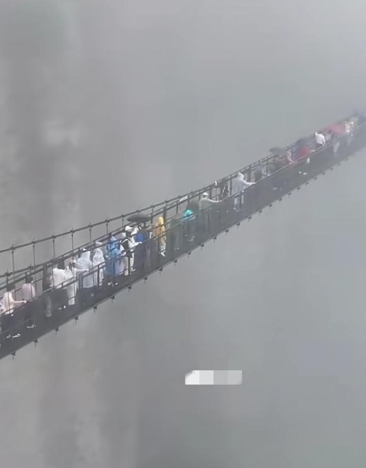 5月3日雁荡山突降大雨，方洞铁索桥直接美成仙境！原本的山间险桥，被漫天雾气裹得朦