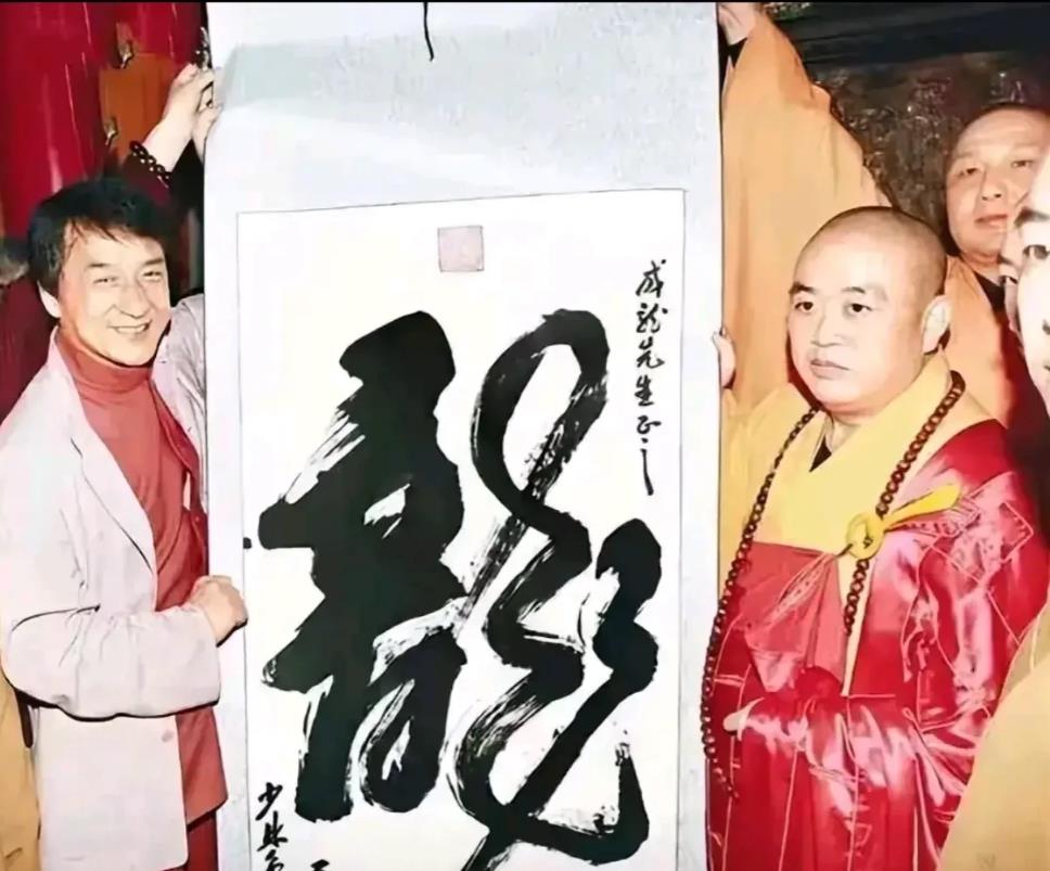 一觉醒来，成龙塌天。现在的成龙大哥，最想删除的应该就是这张照片了。少林方丈释