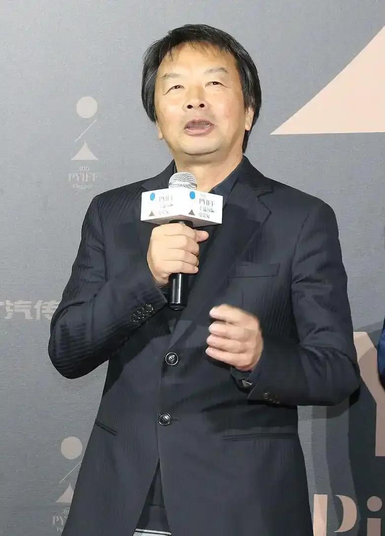 刘震云说：“男人和女人的关系，如果是真爱，上床无君子，相聚无淑女，男女交往的本质