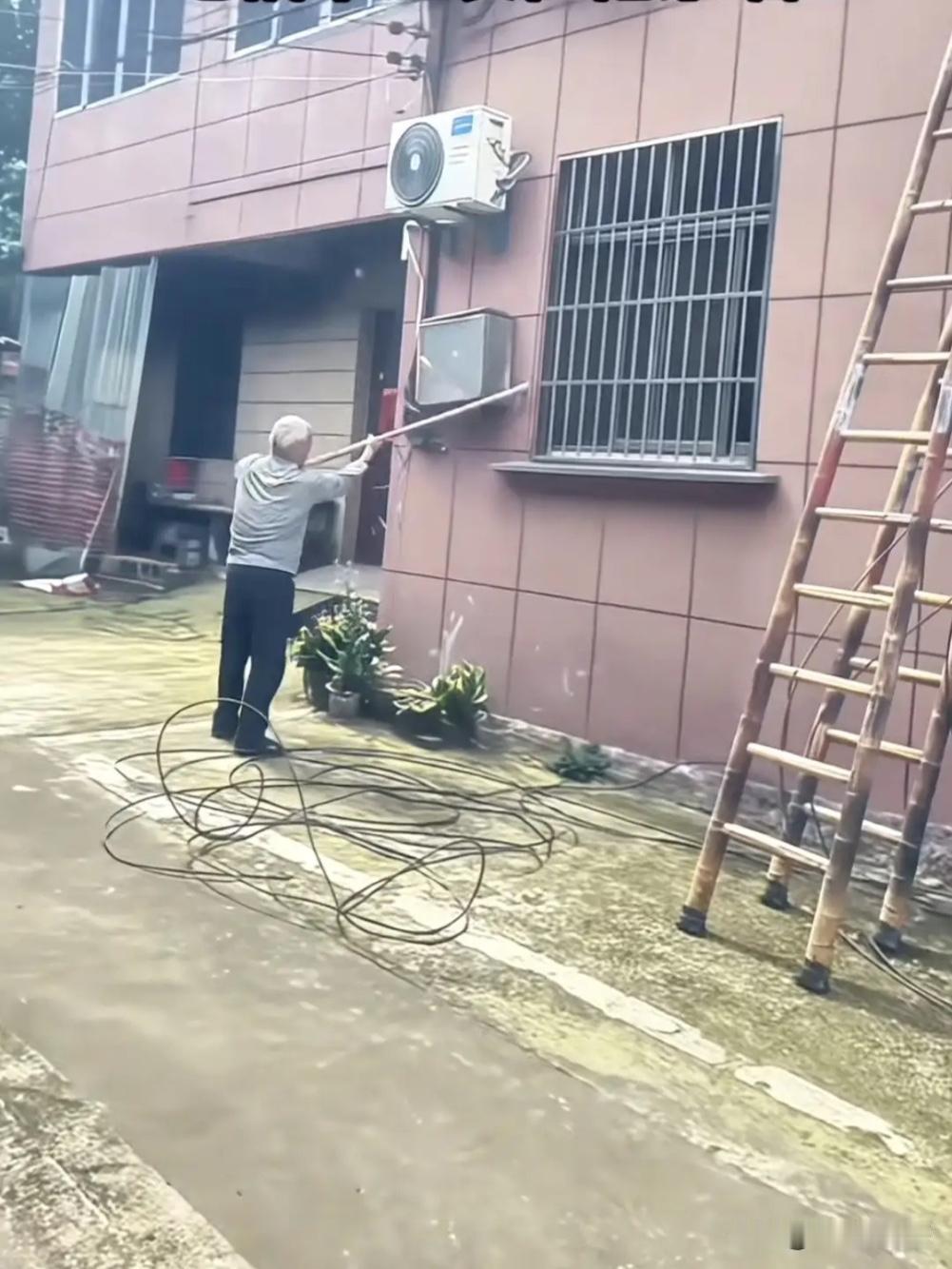 村里有人拉宽带，把光纤的集中箱安装在大爷家墙上，还没等主线拉好，大爷拿着锄头过来