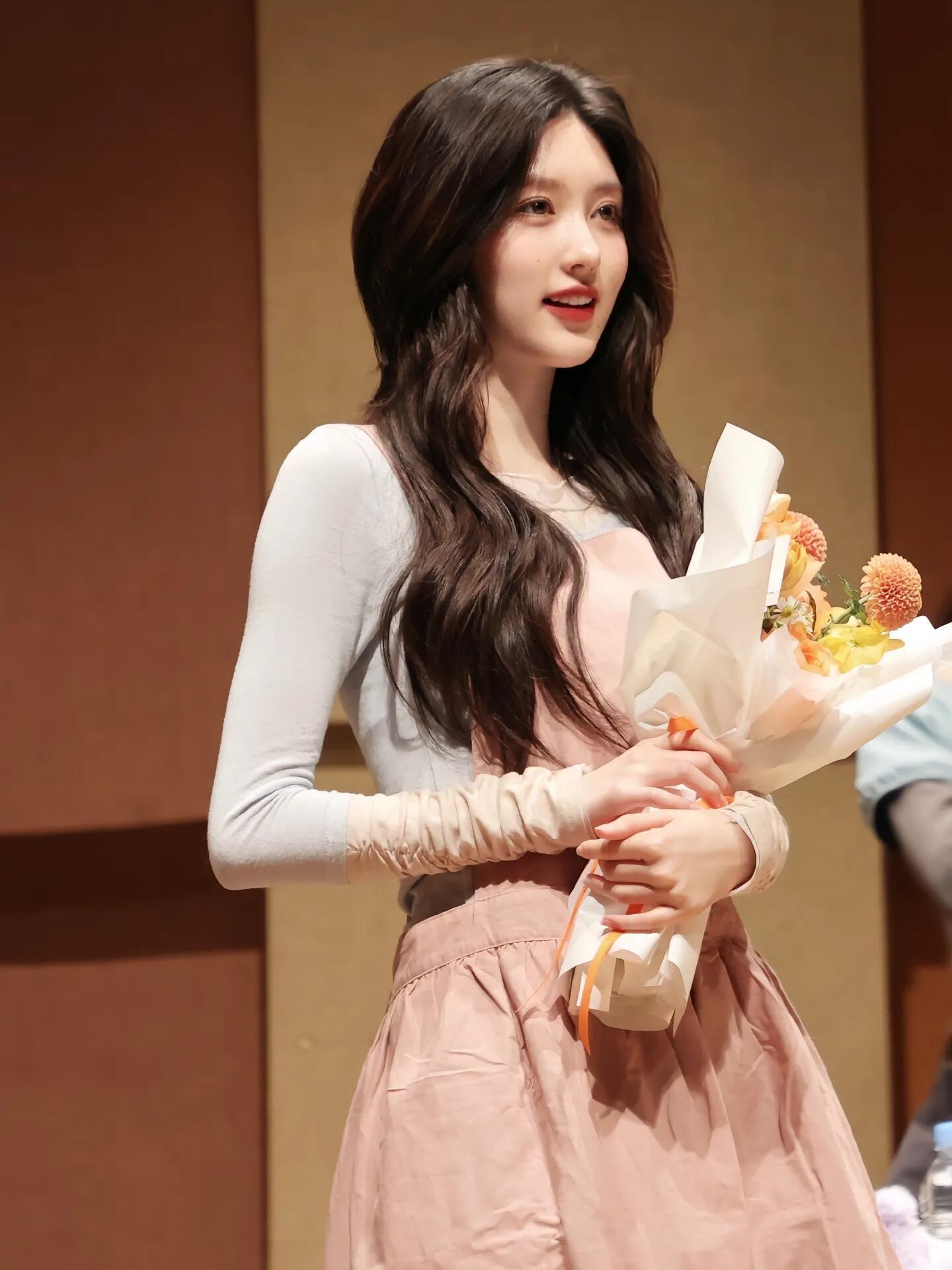 喜欢金秋天与生俱来的妈妈感美丽小姨感….💫​​​