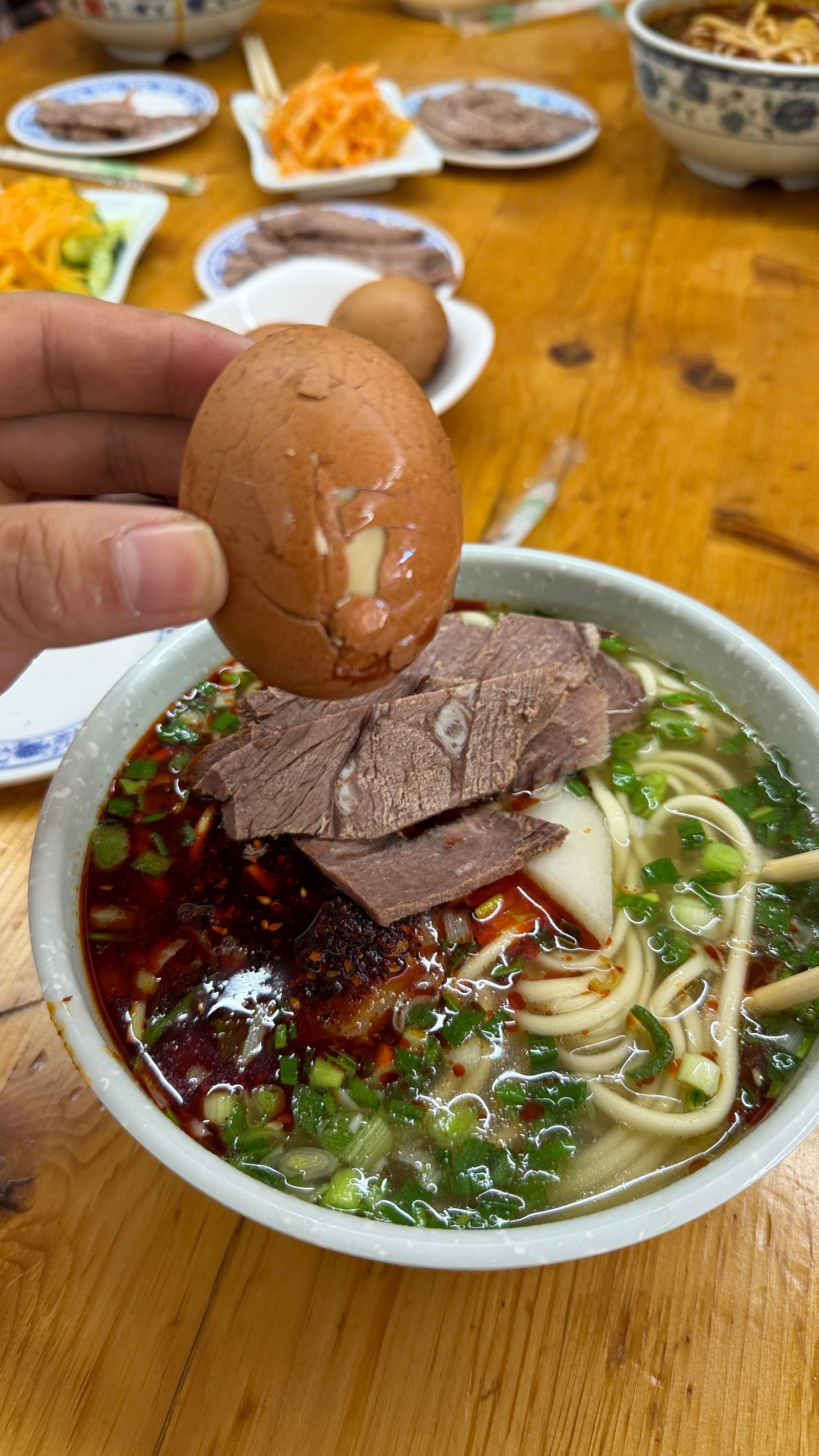 牛肉面碳水天堂，到兰州必须是一个正宗牛肉面！不是兰州拉面。两勺油辣子，一碟牛肉g一个鸡蛋简称蛋肉双飞