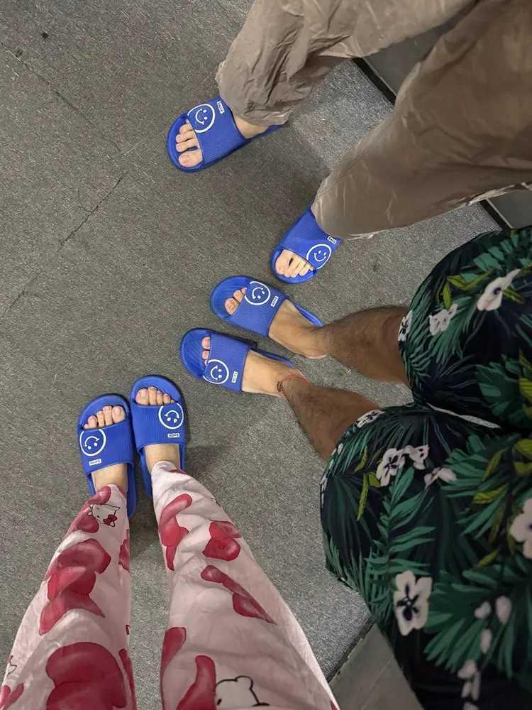 广东人真奇葩。天气冷了，上身绒袍加身，脚下依然穿着拖鞋。你说他们到底是冷了，