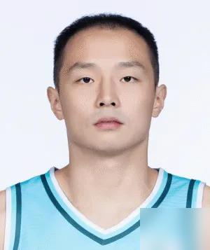 之前有青岛球迷说，王奕博不值顶薪，刘维伟就是带着自己的徒弟王奕博来青岛挣钱的。