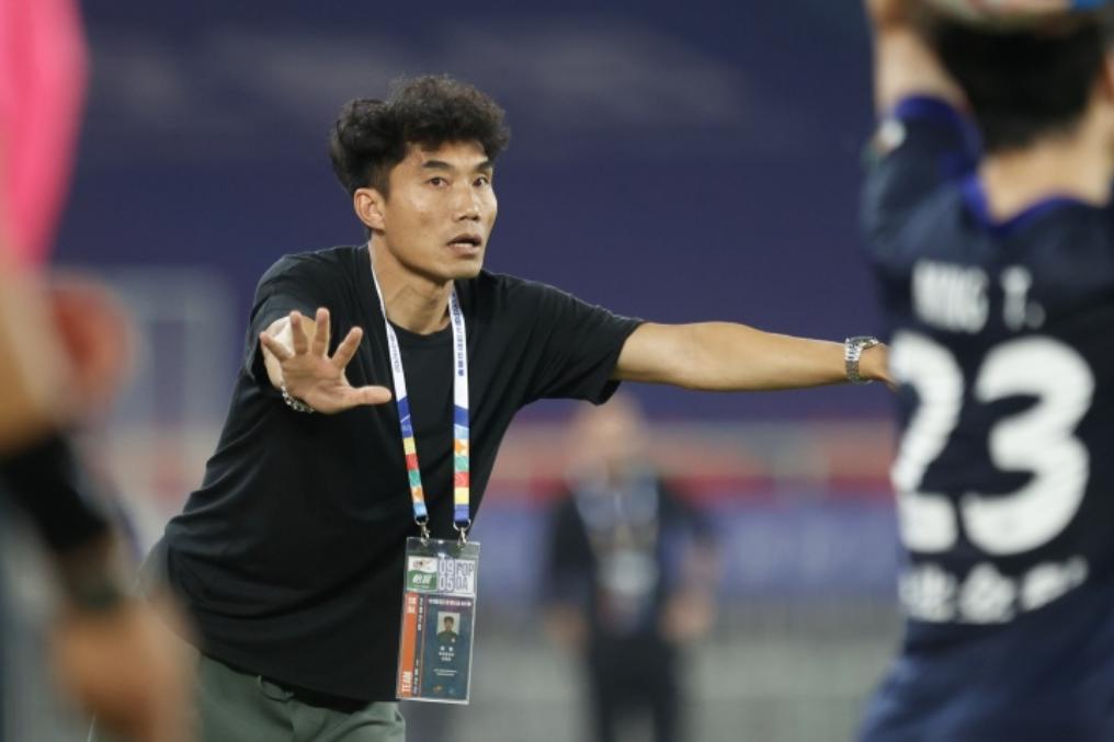 又一个：记者爆青岛西海岸也已经欠薪3个月！记者丰臻发文“据了解，球队已欠薪三