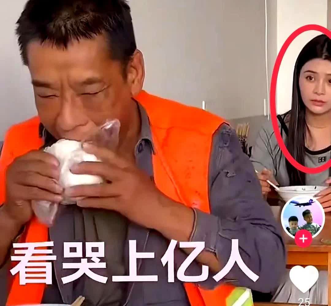 父亲来学校看望女儿，两人却只点了一碗牛肉面。女儿离开后，男人用馒头泡着女