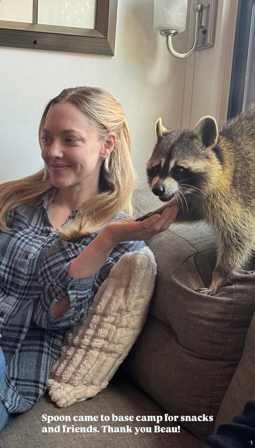 amandaseyfried阿曼达塞弗莱德分享新工作照，目前正在佐治亚州拍摄惊