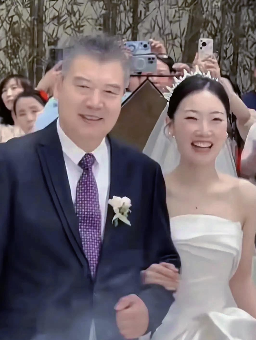 6月7月是高考开始日，可乒乓界也有件大事——国乒金牌教练李隼嫁女儿啦！那场面，锣