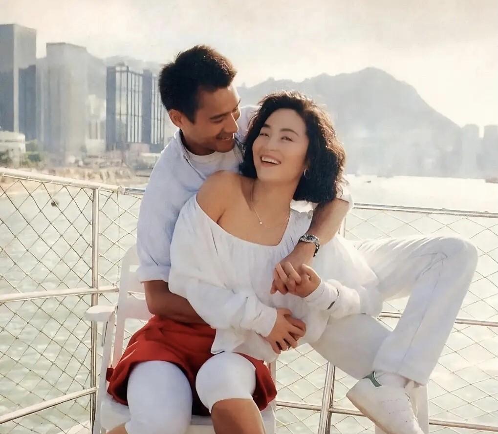 不愧是比朱琳都要漂亮的一个演员，年轻时候的林青霞确实好看，笑靥如花，大波浪卷的短