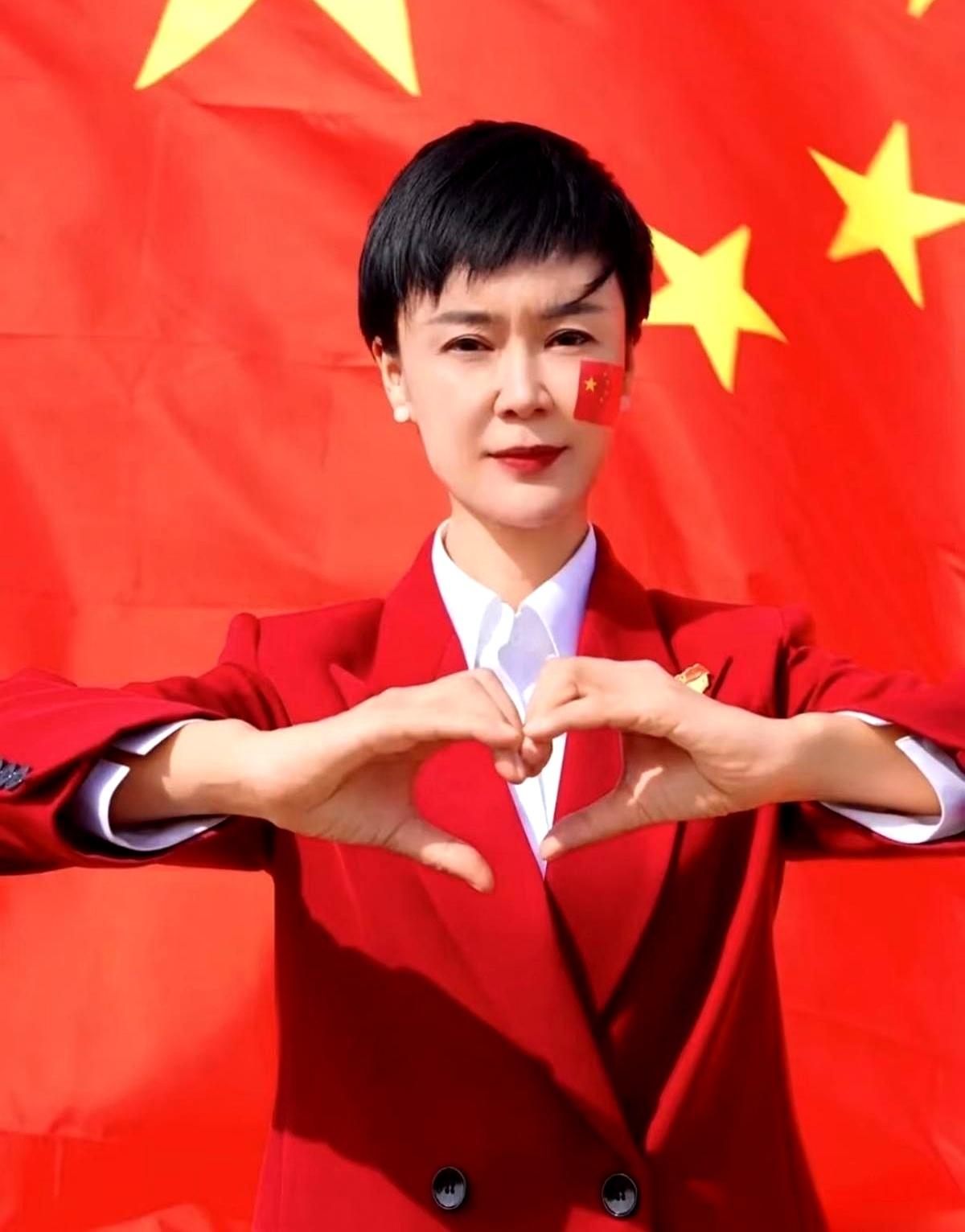 贺娇龙前脚刚走，后脚网上就开始吵翻了天。仅仅是因为14号离世，15号就入土，一