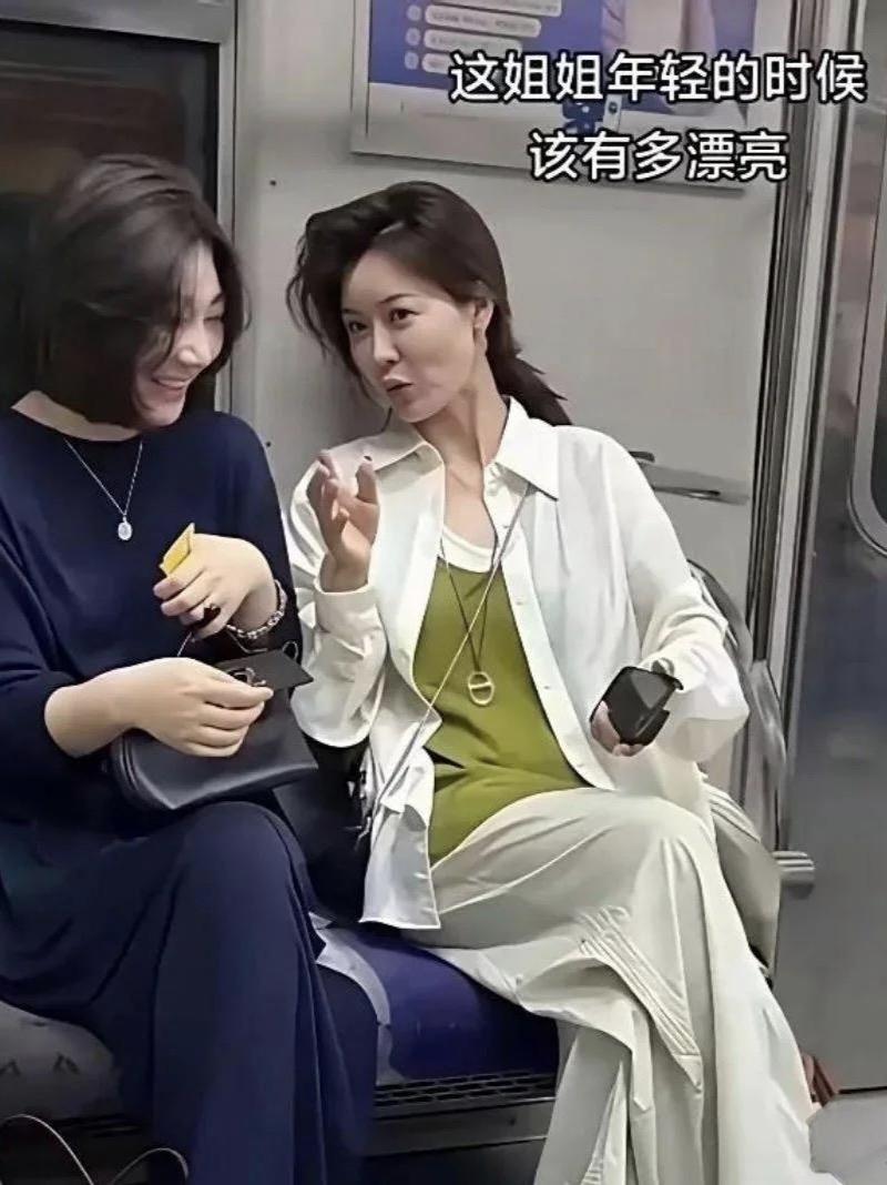 这两位姐姐年轻时一定很漂亮吧！在地铁上偶遇两位非常有气质的姐姐，从她们的言行
