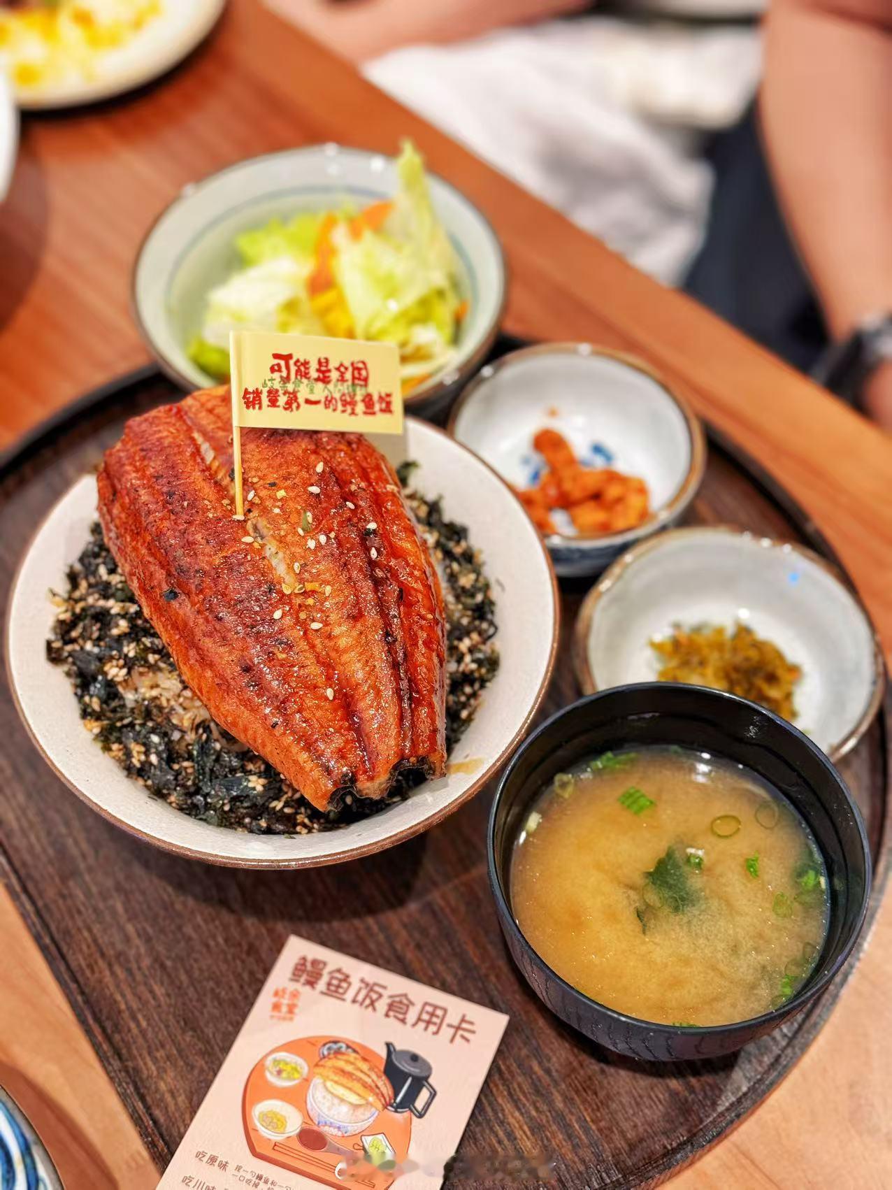 成都美食成都生活岐余食堂IFS店双层汉堡流心肉饼饭，新品大口满足鹅肝手握寿司满
