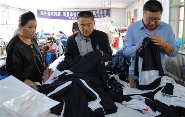 校服夹层惊现薄膜！孩子穿的衣服安全谁来把关内蒙古喀喇沁旗锦山第三小学的校服