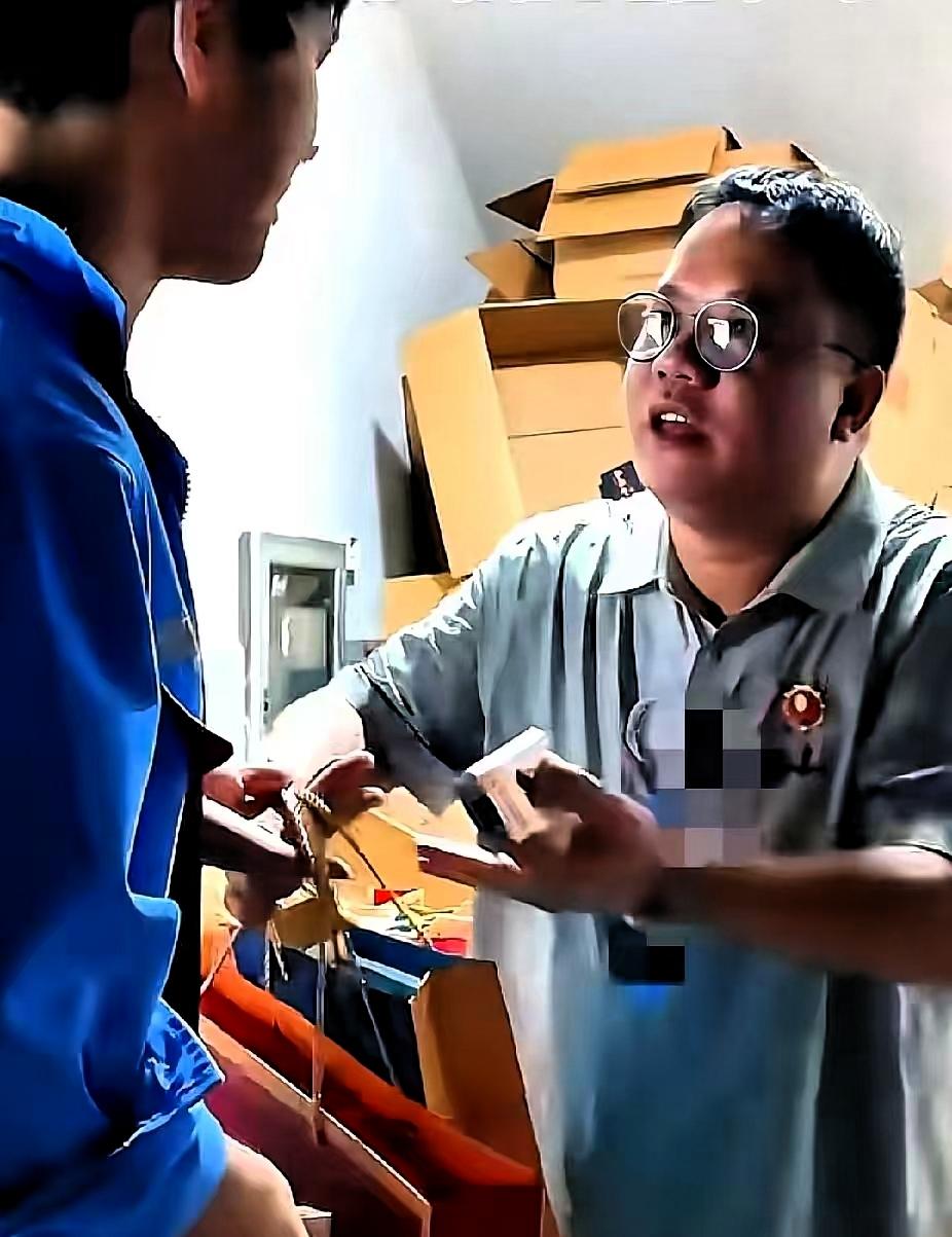 广西一家公司发中秋节月饼，员工随口提了句“我妈也是广西人”，老板当场改口叫“姑”