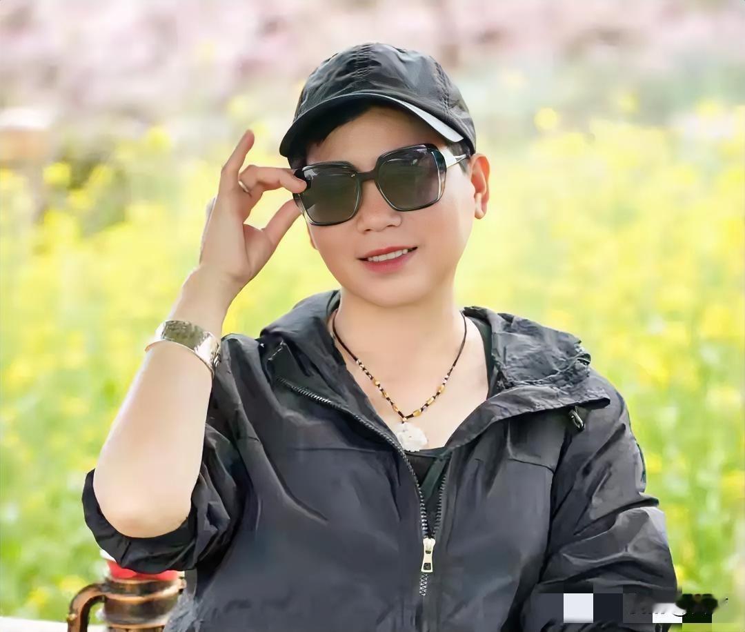 55岁浙江富婆“黑马”去世名下有11家公司去世原因是肺腺癌晚期。“黑马