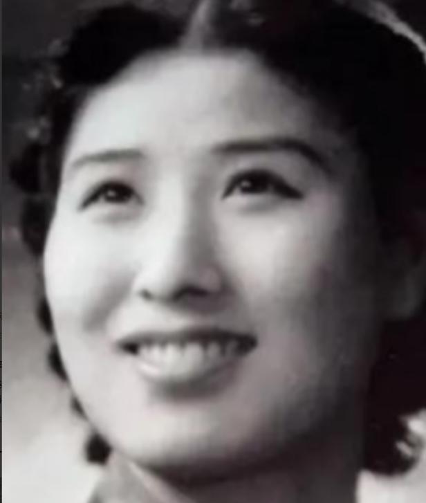 1940年，两名特务押送着一位衣衫破旧、满身是血的女子准备执行枪决，尽管她狼狈不
