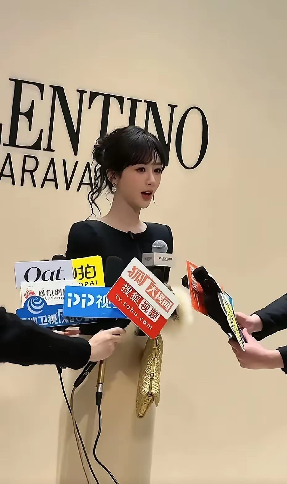 天哪她一下子就美了好多啊，脖子怎么这么长，羡慕，能不能借我2公分30岁以后的杨紫