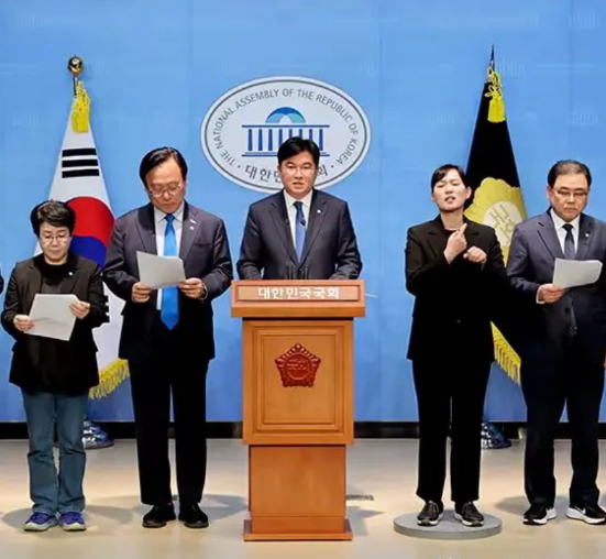韩国共同民主党与祖国革新党议员着手推动弹劾大法院院长曹喜大，两党议员已成功争取到