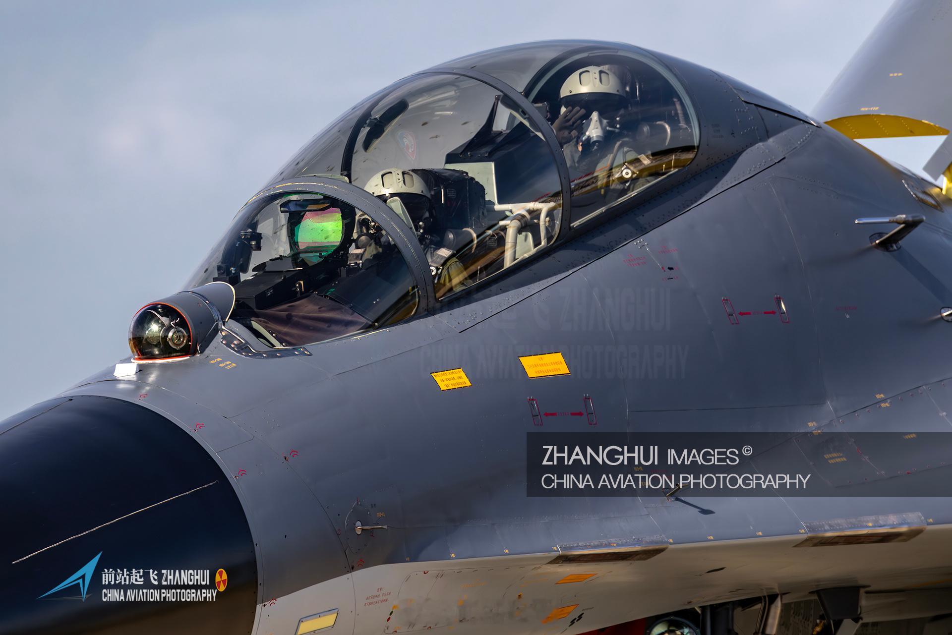 机务看见这个风挡要骂骂咧咧了，来点玻璃水洗洗