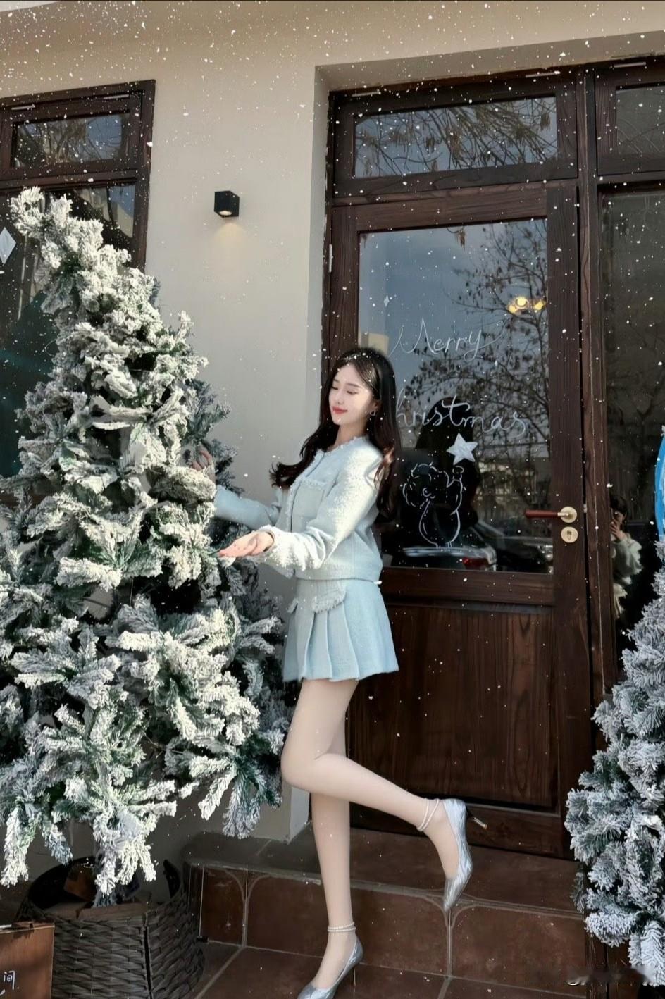 冬日雪景中的圣诞树与少女，温馨浪漫。