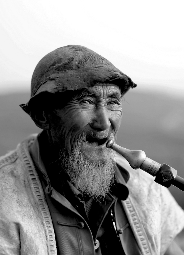 那些将农民“老无所依”归结为不买社保的人，是真奇葩！请问社保哪一年才有的？对于
