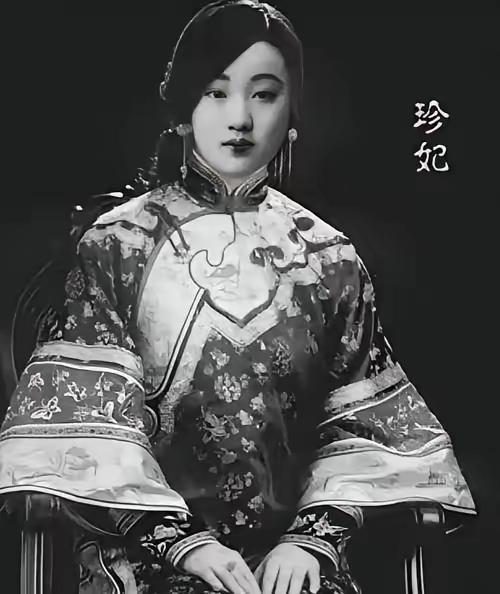 1894年，几个太监不顾珍妃的挣扎，将她放到刑凳上，其中两名太监得令抡起粗大的竹