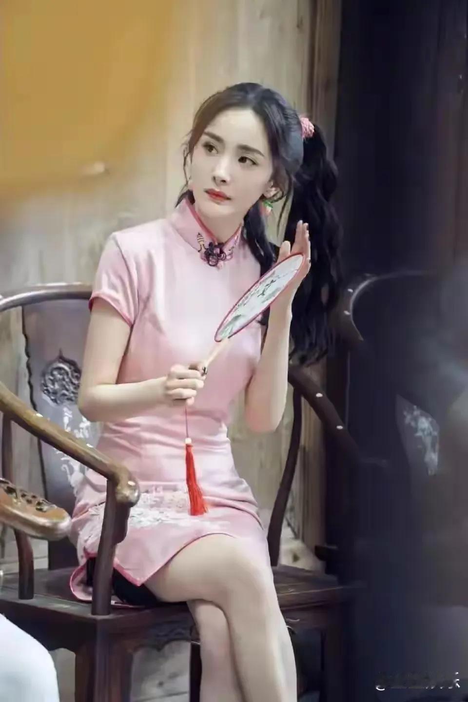 杨幂不愧是当之无愧的“旗袍女王”！当她身着旗袍亮相，瞬间将东方女性的韵味展现得淋