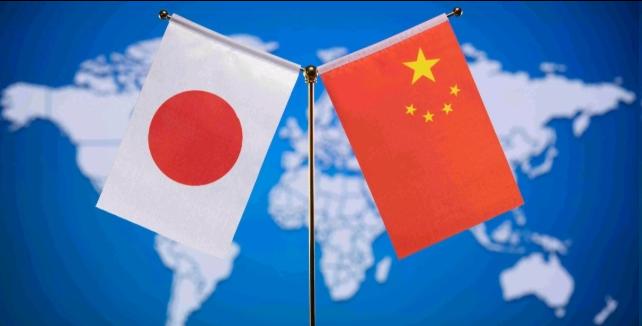 美媒开始添油加醋，做文章了！美媒声称，因为中国对高市早苗的攻击，高市早苗不愿意与