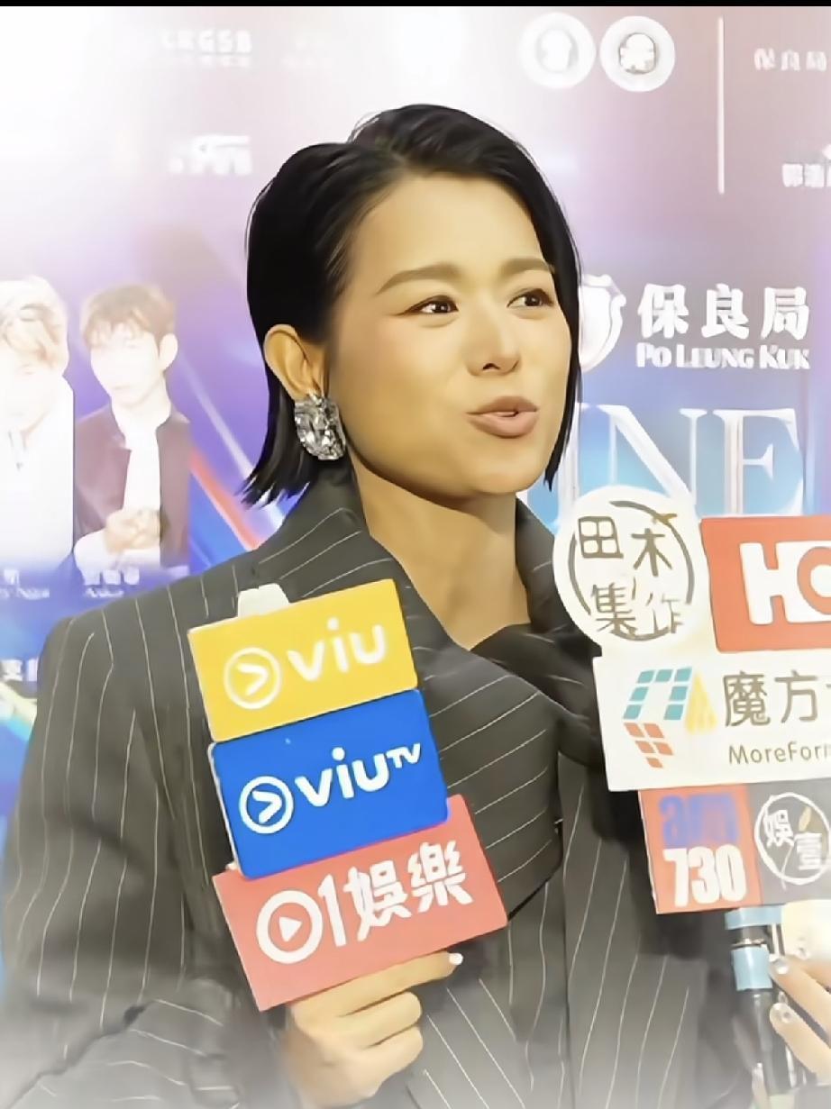 8月14日，胡杏儿在香港参加保良局慈善演唱会，又被记者追问老公李乘德与前男友黄宗
