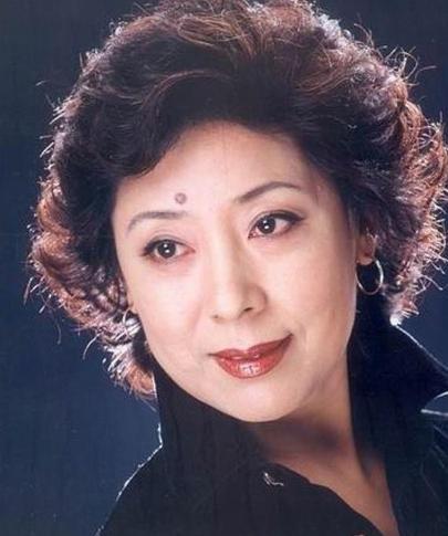 1990年，歌唱家关牧村因家暴提离婚，王星军说房子孩子选一样，关牧村的选择让他