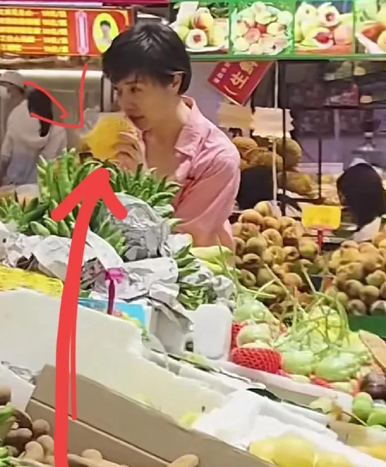 我朋友是云南的她在菜市场碰到了吴越她说吴越有一个很明显的问题，那就是吴越买菜