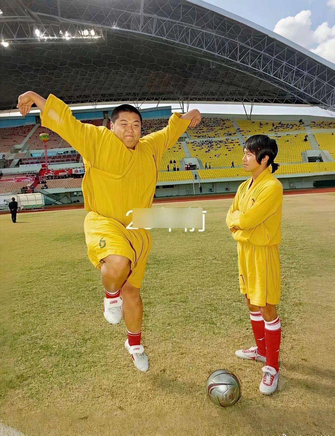同样的动作，一晃整整25年。25年前足球场，一身黄色练功服。林子聪摆出六