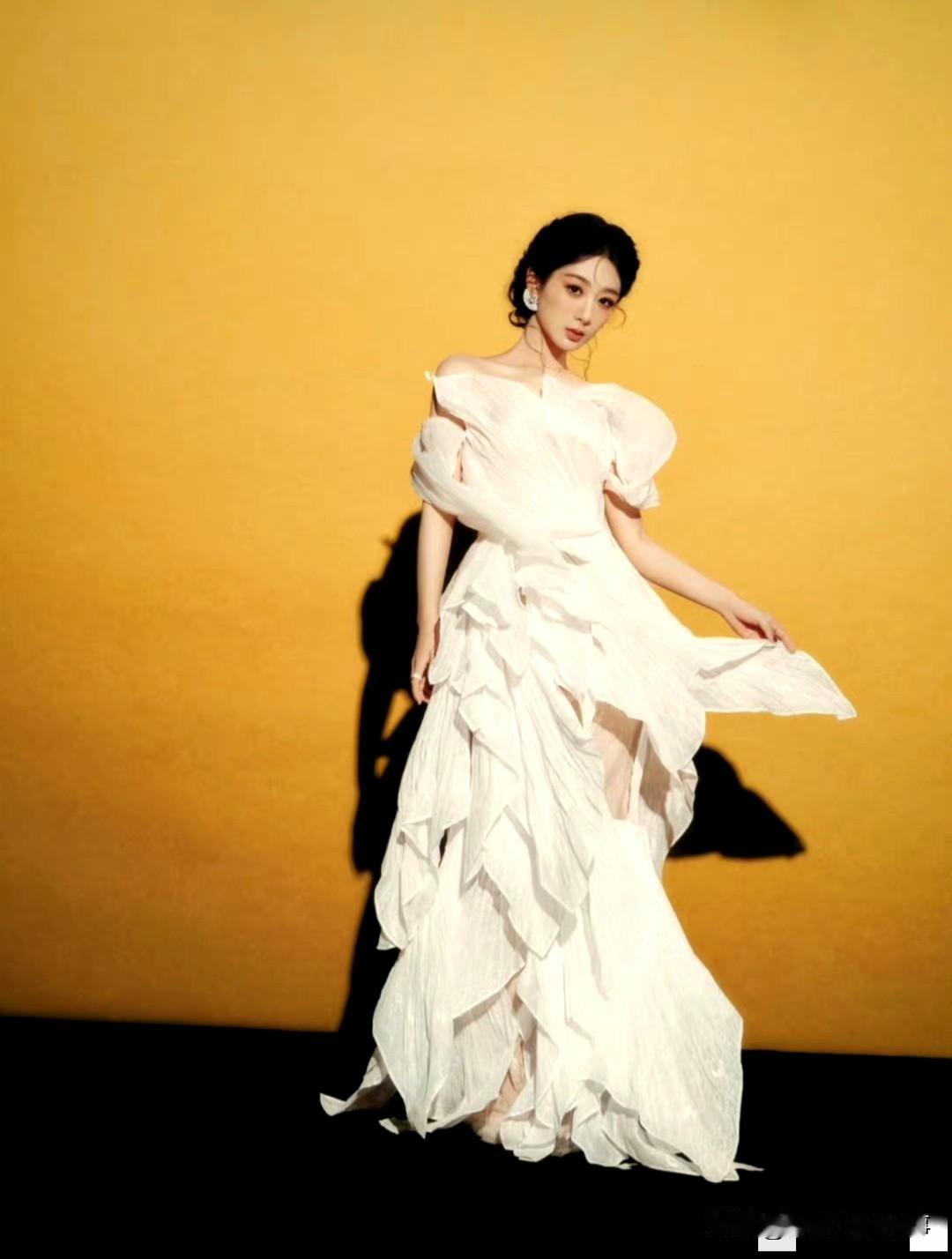 杨紫新写真：白裙衬出的松弛与惊艳杨紫这组写真，是把“柔美与张力”揉进了镜头