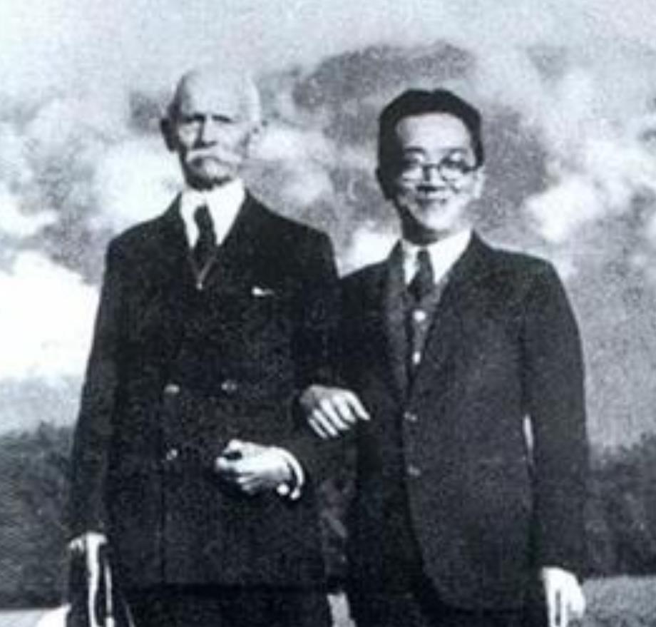 1946年冬，“沈崇事件”发生后，北平数万名学生上街游行。顾及民怨，美军只能将主