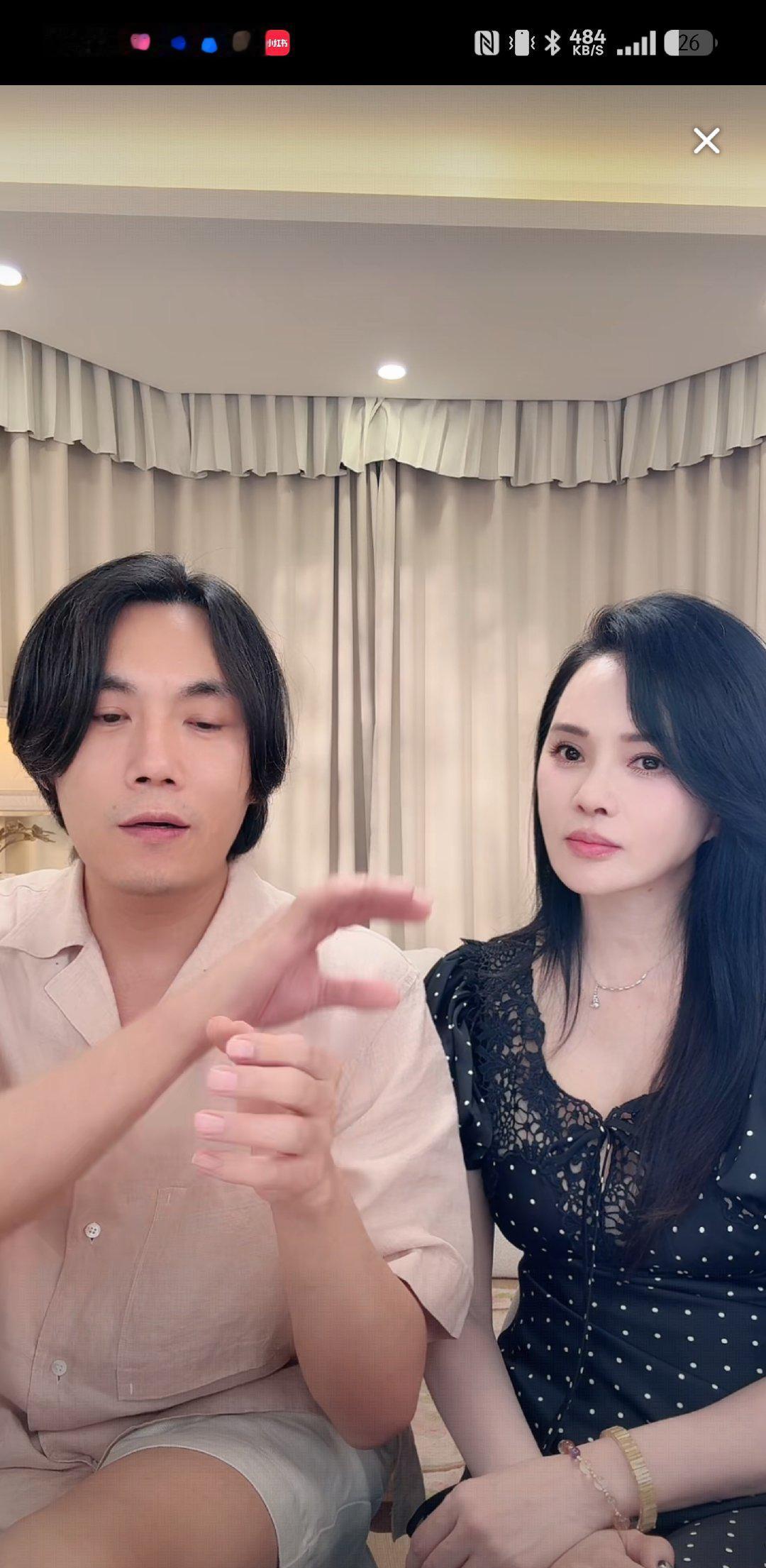 "秦昊，你当初到底喜欢我什么啊？""皮肤白，胸大。""秦昊！这可是直播！
