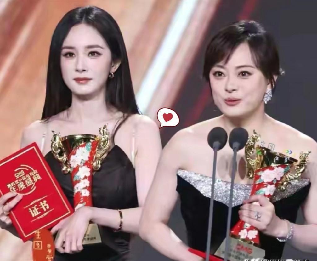 杨幂拿下视后，我一秒没看奖杯，死死盯住她在孙俪身边的3个动作。这根本不是情商，