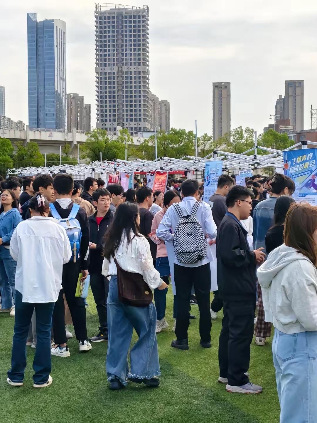 都说现在研究生满大街的，找不到工作。​我弟下午打电话来，说他家老二，去年研究生毕
